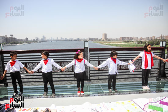 أطفال مصر بالأعلام والبالونات على محور روض الفرج (23)