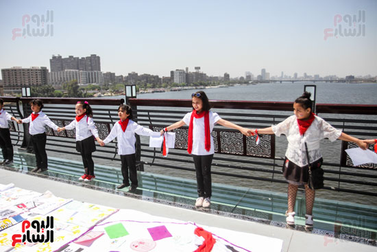 أطفال مصر بالأعلام والبالونات على محور روض الفرج (25)