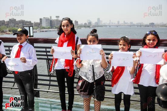 أطفال مصر بالأعلام والبالونات على محور روض الفرج (11)