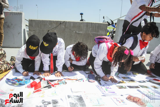 أطفال مصر بالأعلام والبالونات على محور روض الفرج (6)