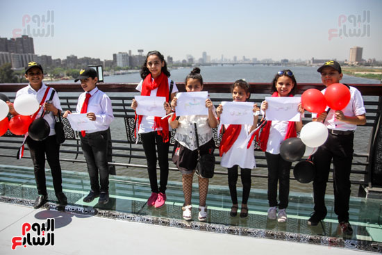 أطفال مصر بالأعلام والبالونات على محور روض الفرج (10)