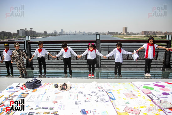 أطفال مصر بالأعلام والبالونات على محور روض الفرج (24)