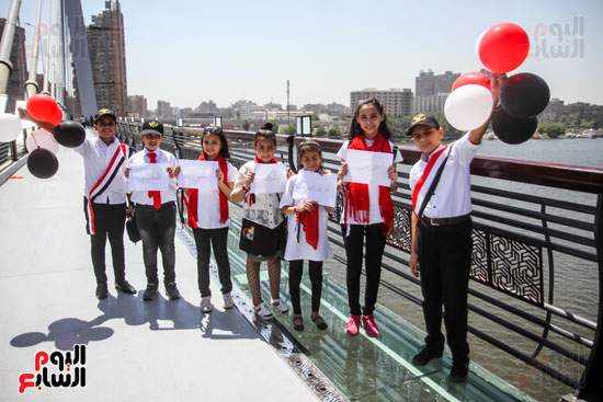 أطفال مصر بالأعلام والبالونات على محور روض الفرج (15)