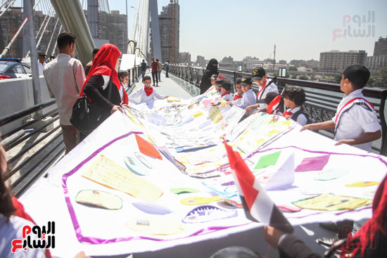 أطفال مصر بالأعلام والبالونات على محور روض الفرج (3)