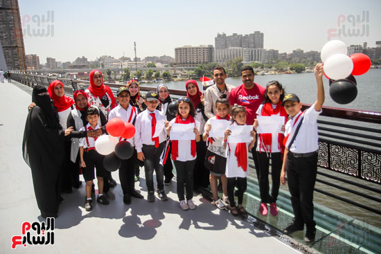 أطفال مصر بالأعلام والبالونات على محور روض الفرج (16)