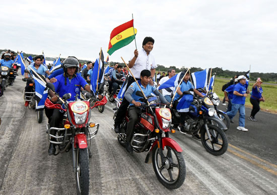 الرئيس-البوليفى-موراليس-يصل-لأنصاره-بدراجة-نارية