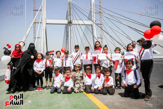 أطفال مصر بالأعلام والبالونات على محور روض الفرج (18)