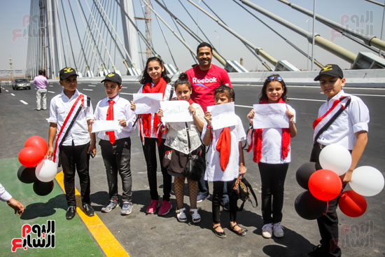 أطفال مصر بالأعلام والبالونات على محور روض الفرج (17)