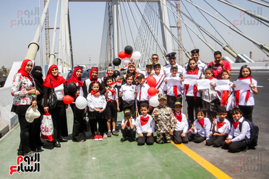 أطفال مصر بالأعلام والبالونات على محور روض الفرج (20)