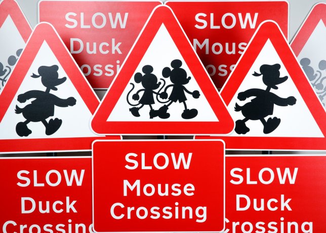 رسومات ميكى ماوس فى أشارات المرور ببريطانيا  (1)