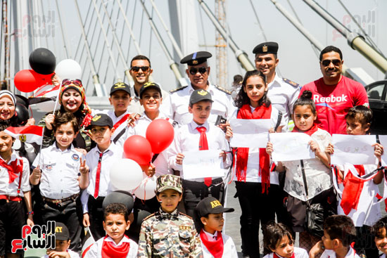 أطفال مصر بالأعلام والبالونات على محور روض الفرج (19)