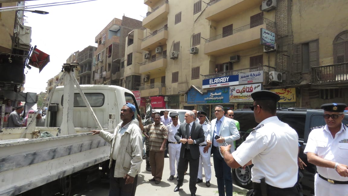 محافظ الأقصر ومدير الأمن يقودان حملة لرفع الإشغالات أسفل كوبرى أبوالجود  (4)