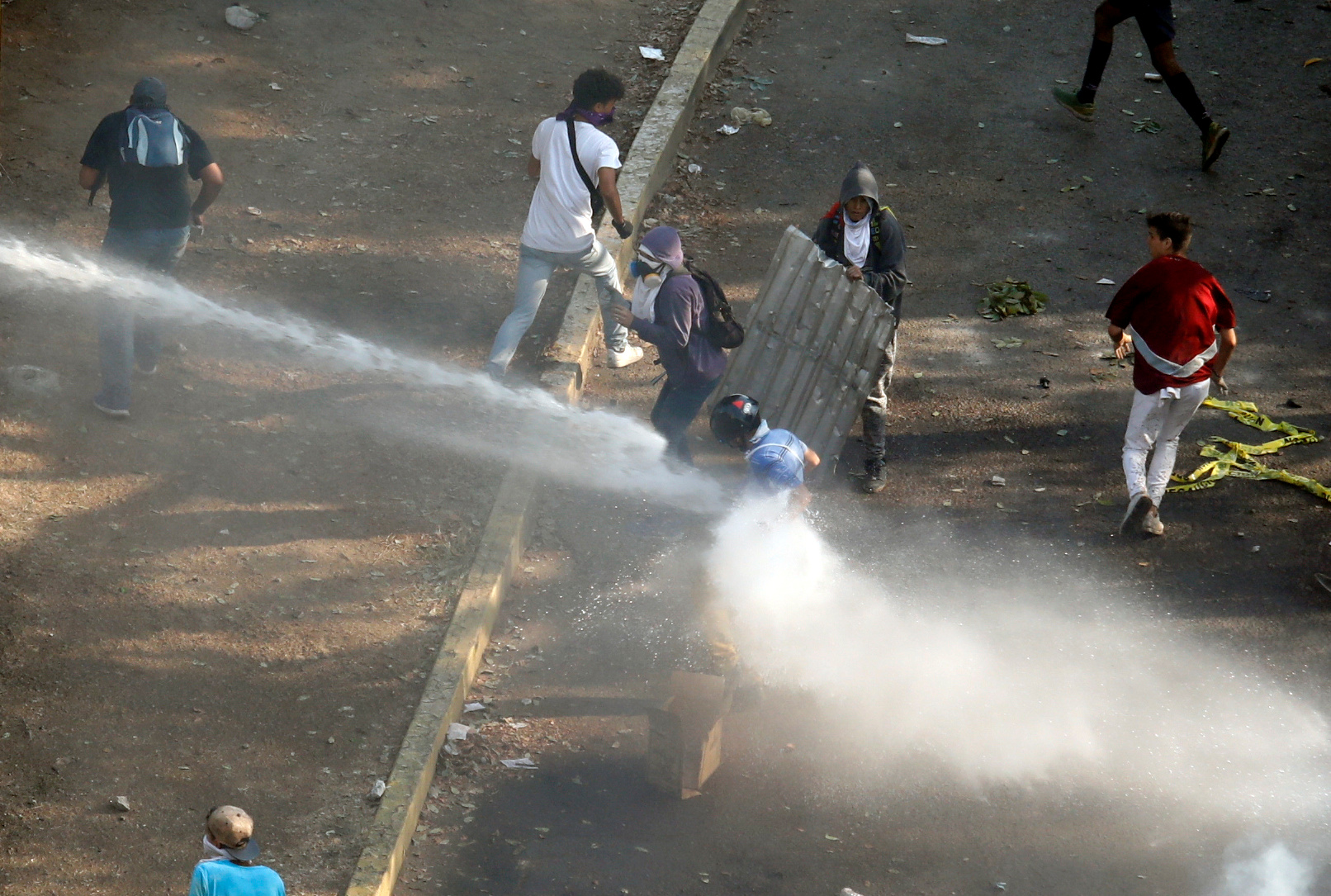 متظاهرون يواجهون قنابل الغاز