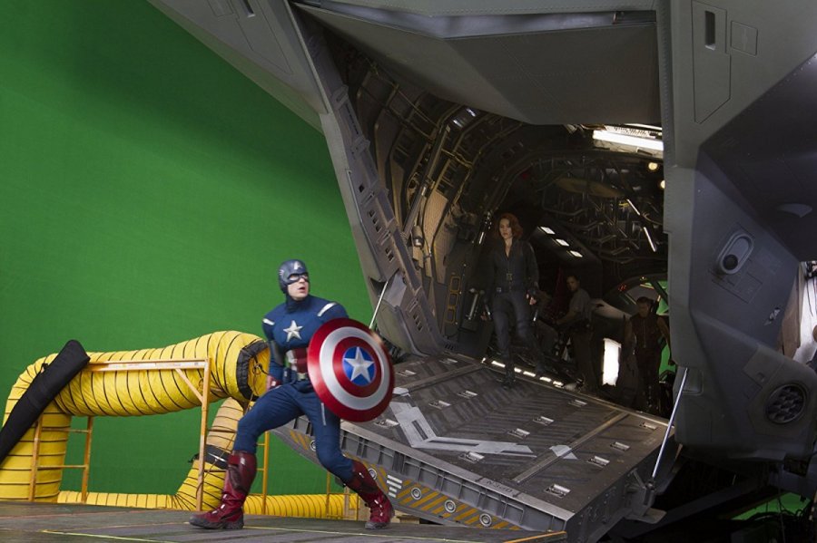 سكارليت جوهانوسن وكريس إيفانز في كواليس  (The Avengers (2012