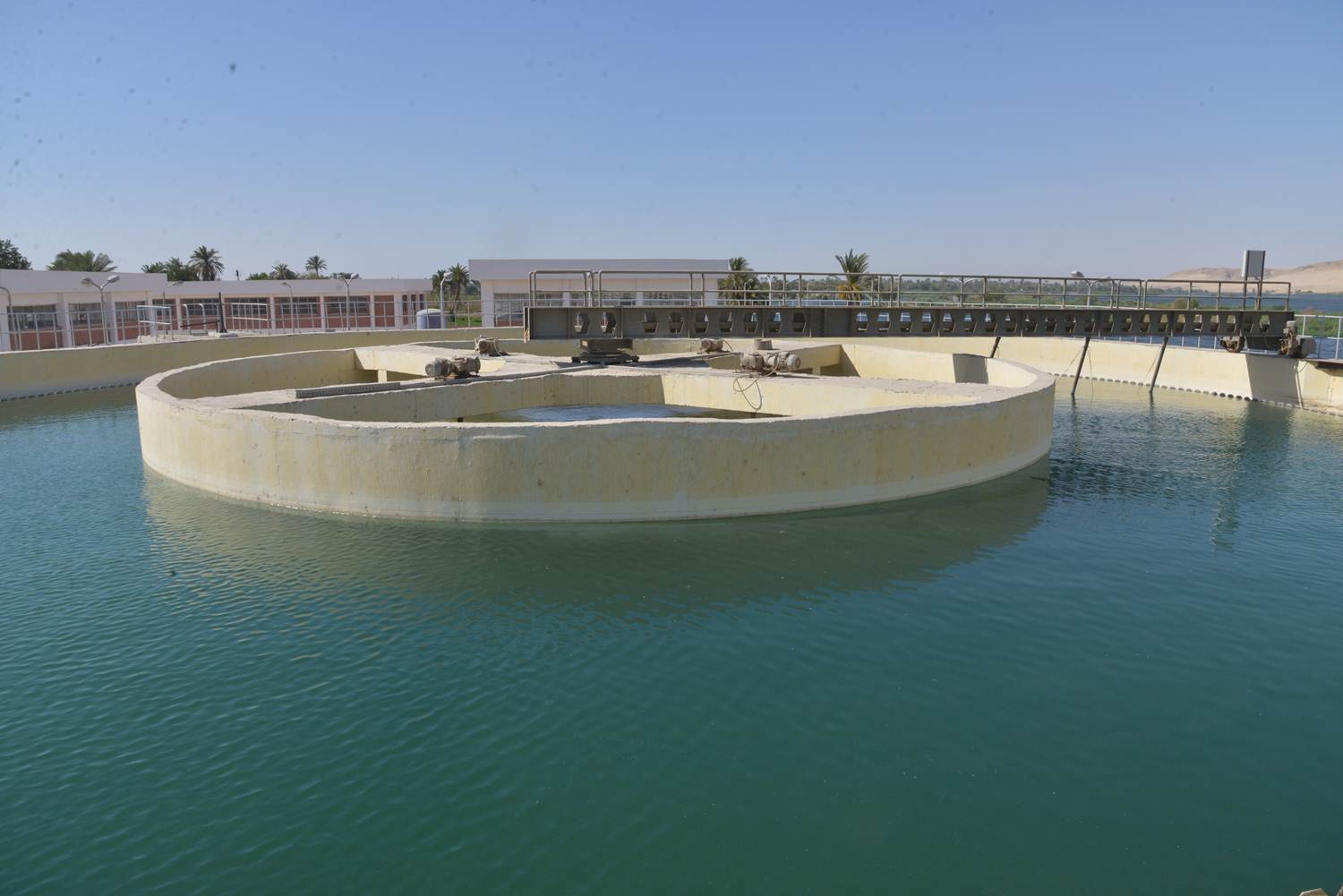 محافظ أسيوط يتفقد تشغيل المرحلة الأولى من محطة مياه شلش (5)