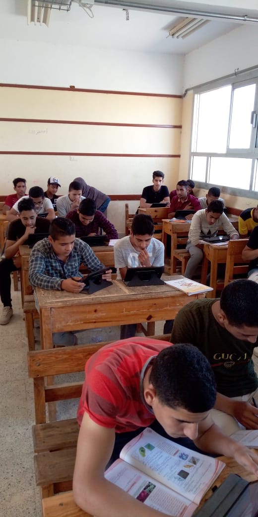 طلاب الإسماعيلية يؤدون امتحان الأحياء بالتابلت (2)