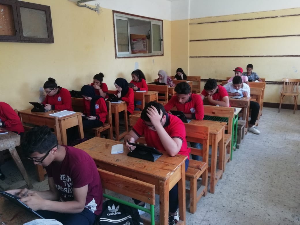 طلاب الإسماعيلية يؤدون امتحان الأحياء بالتابلت (3)