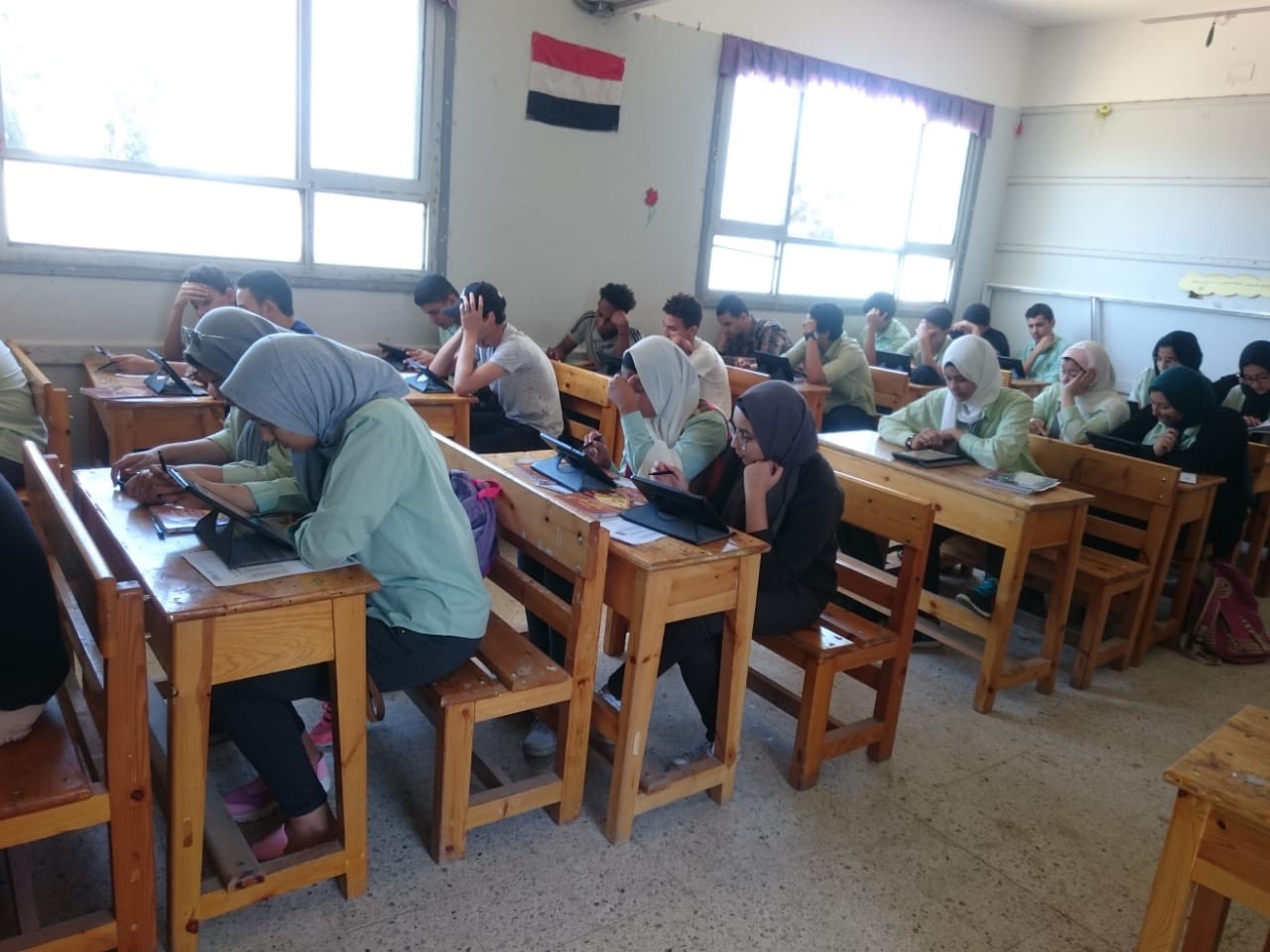 طلاب الإسماعيلية يؤدون امتحان الأحياء بالتابلت (1)