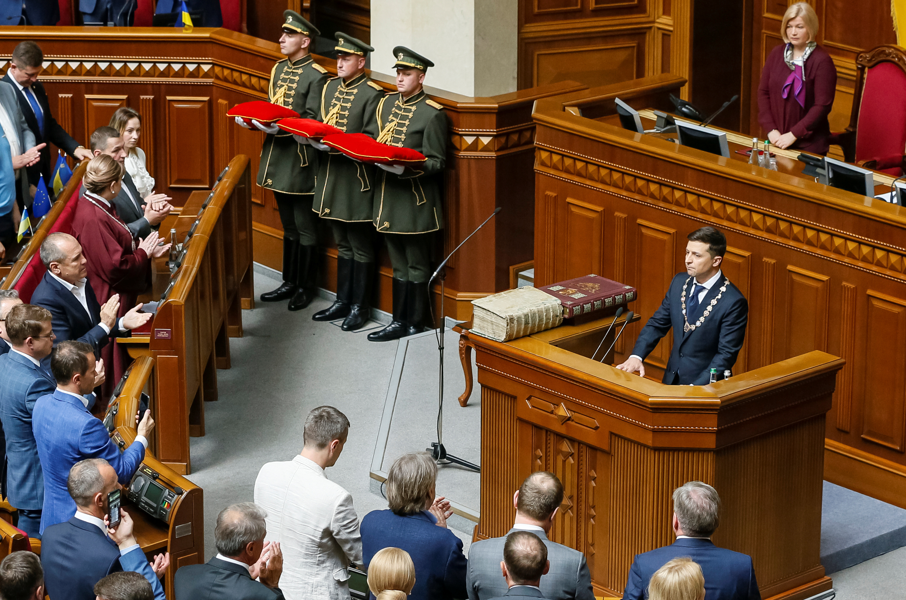 الرئيس الأوكرانى يتلقى تحية النواب