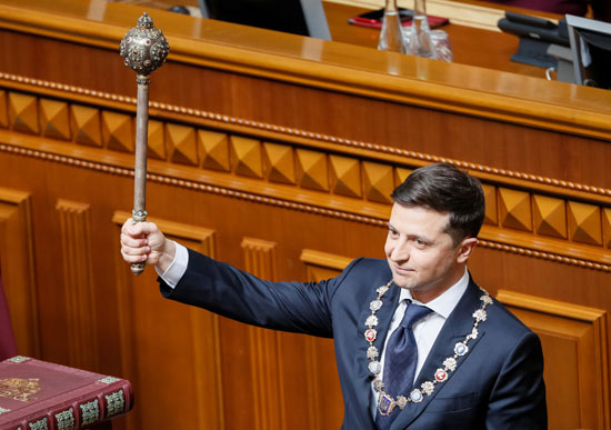 رئيس-أوكرانيا-يحمل-صولجان-الحكم