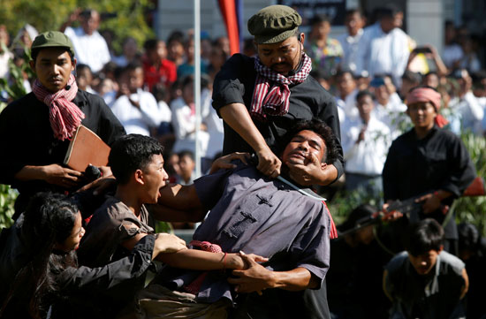إعادة تمثيل مجازر الخمير الحمر ضد الكمبوديين يوم الغضب  (6)