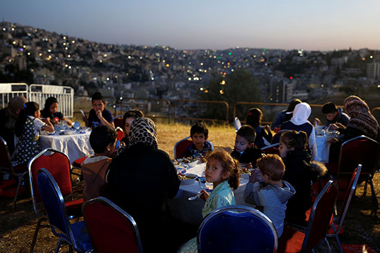 الأسر الأردنية تفطر على صوت مدفع رمضان
