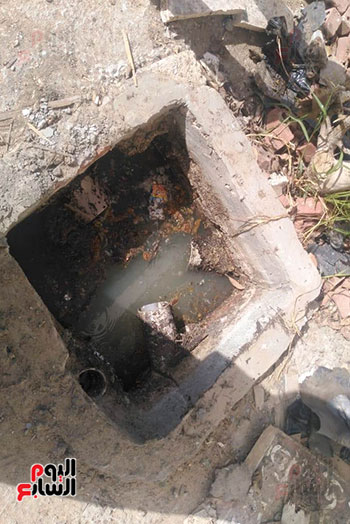 مياه الصرف الصحى تحاصر مستشفى حميات المنصورة (6)