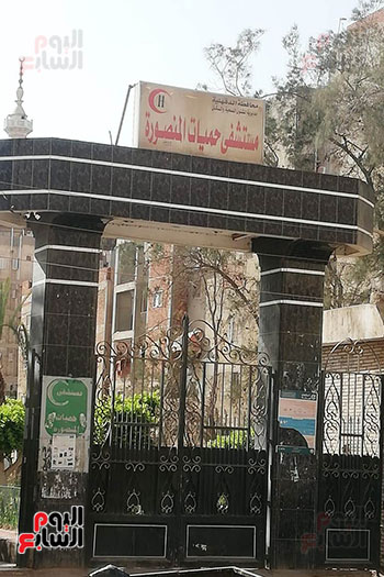 مياه الصرف الصحى تحاصر مستشفى حميات المنصورة (13)
