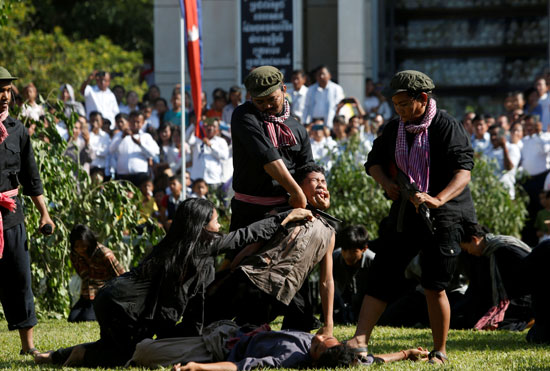 إعادة تمثيل مجازر الخمير الحمر ضد الكمبوديين يوم الغضب  (1)