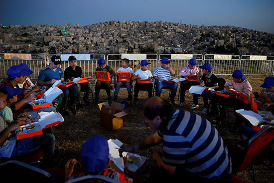 الاطفال يفطرون بعد إطلاق مدفع رمضان فى الأردن