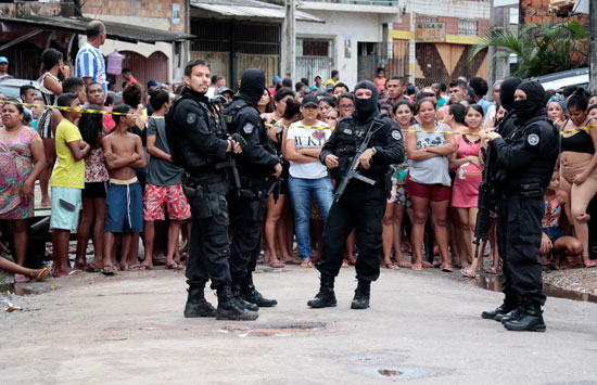 الشرطة البرازيلية بموقع الحادث (1)
