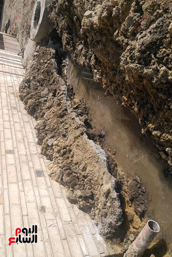 مياه الصرف الصحى تحاصر مستشفى حميات المنصورة (11)