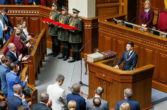 الرئيس-الأوكرانى-يتلقى-تحية-النواب