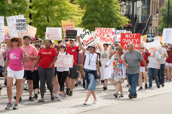 مظاهرات ترفض تمرير قانون حظر الإجهاض (2)