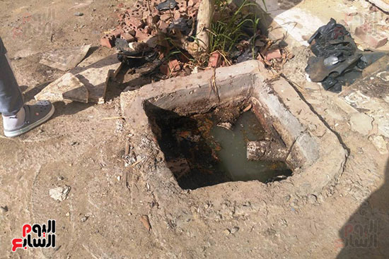 مياه الصرف الصحى تحاصر مستشفى حميات المنصورة (8)