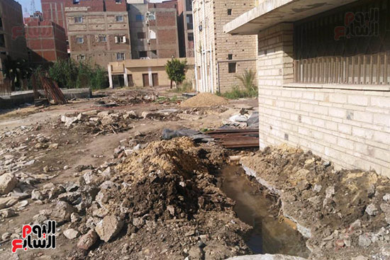 مياه الصرف الصحى تحاصر مستشفى حميات المنصورة (1)