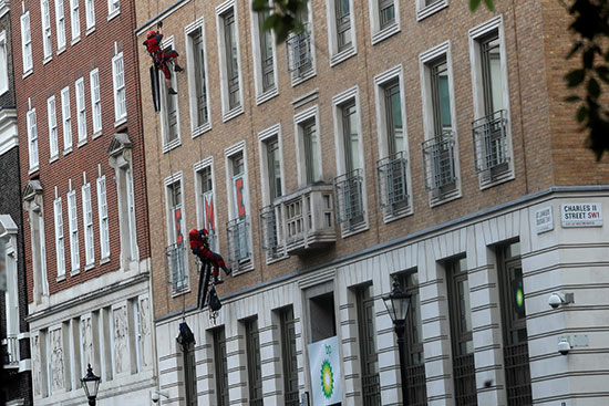 نشطاء يتسلقون مبنى شركة فى لندن