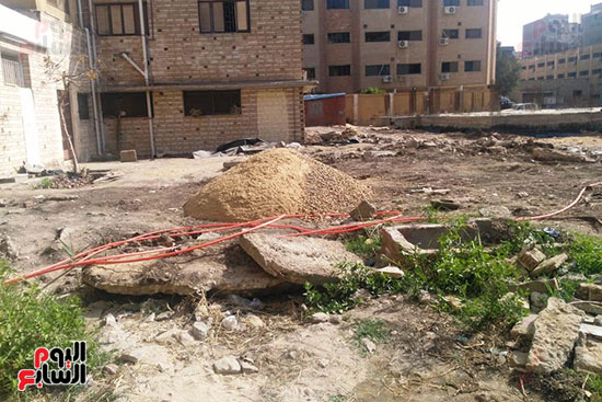 مياه الصرف الصحى تحاصر مستشفى حميات المنصورة (9)