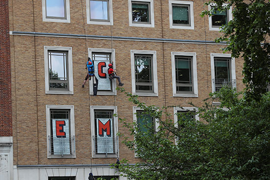 متظاهرو منظمة السلام الأخضر يتسلقون مبنى شركة بى بى