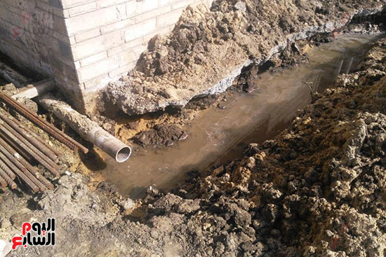 مياه الصرف الصحى تحاصر مستشفى حميات المنصورة (2)