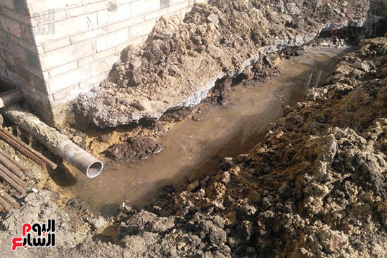 مياه الصرف الصحى تحاصر مستشفى حميات المنصورة (5)