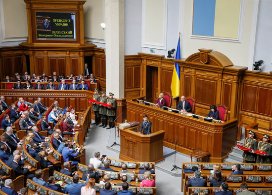 رئيس-أوكرانيا-الجديد-يلقى-كلمة-أمام-البرلمان