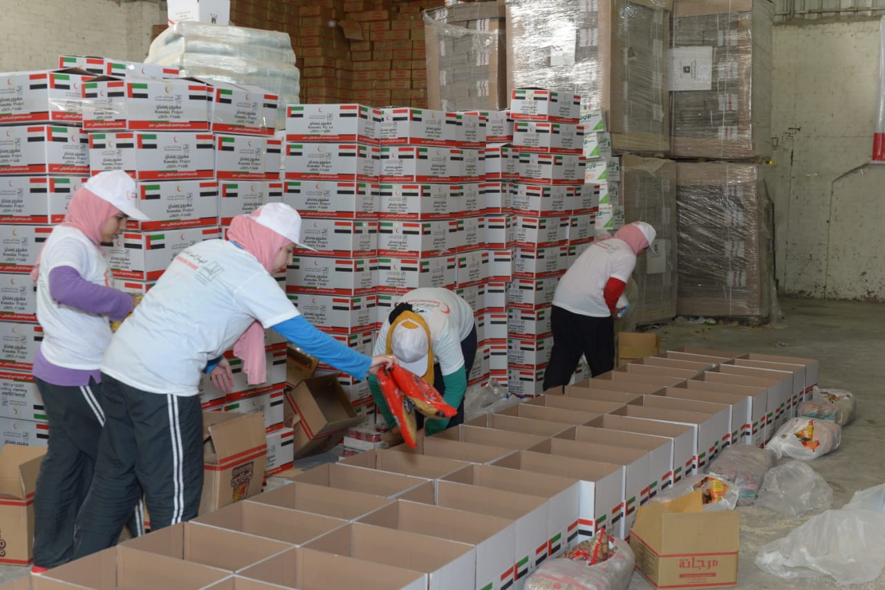 الأورمان والهلال الأحمر الإماراتى يوزعان 350 كرتونة مواد غذائية (1)