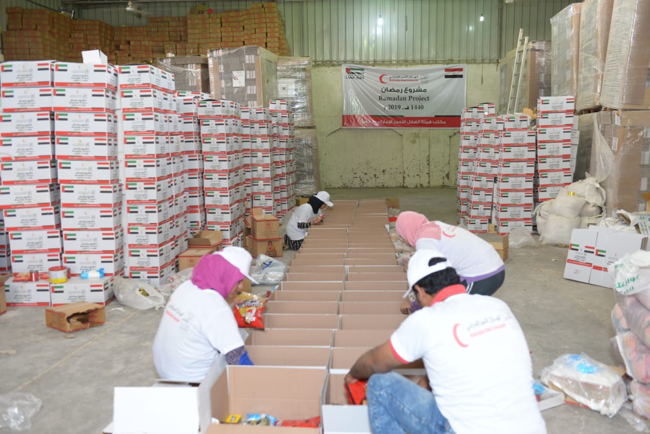 الأورمان والهلال الأحمر الإماراتى يوزعان 350 كرتونة مواد غذائية (4)