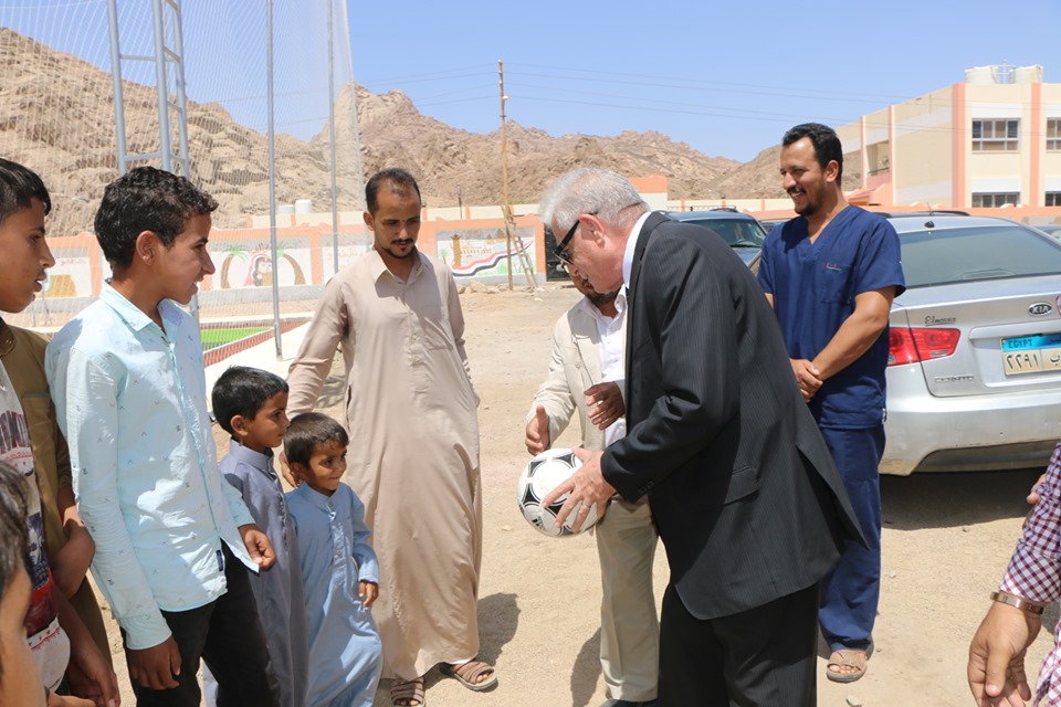 محافظ جنوب سيناء يفتتح ملعبا خماسيا لكرة القدم (2)