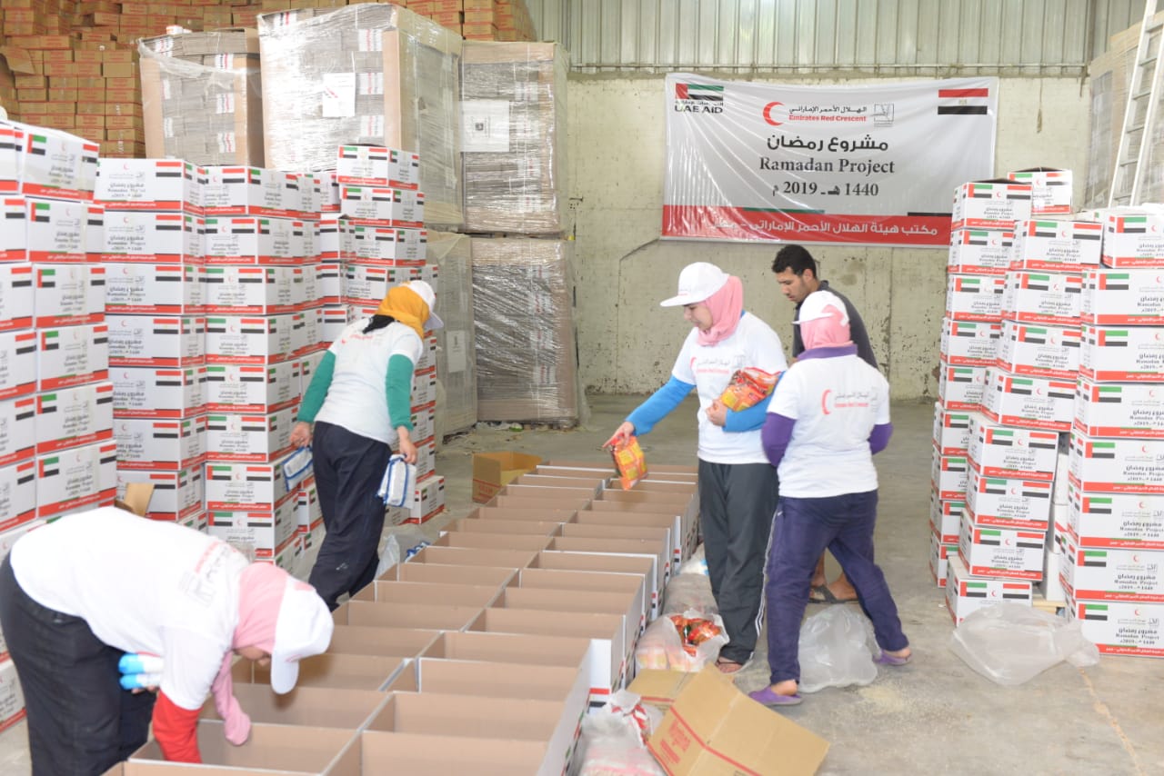الأورمان والهلال الأحمر الإماراتى يوزعان 350 كرتونة مواد غذائية (5)
