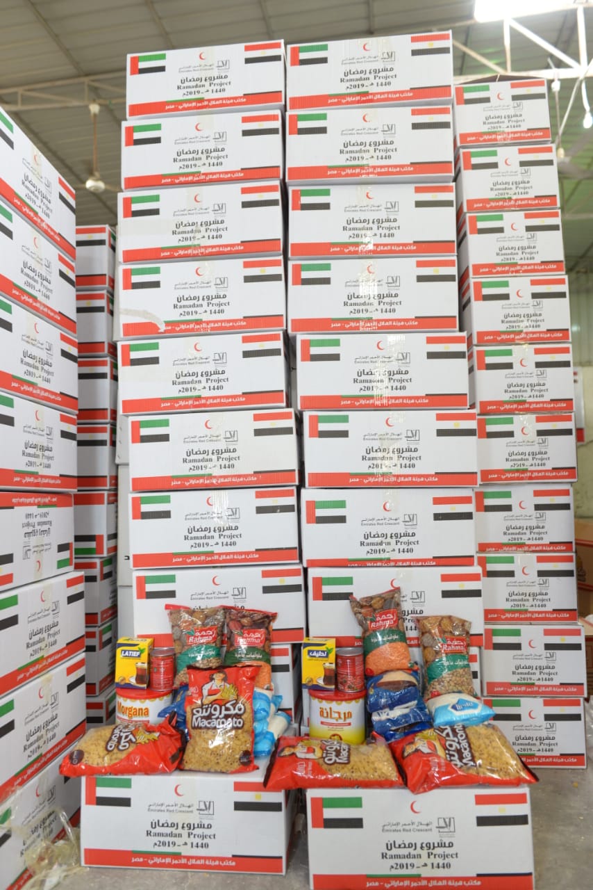 الأورمان والهلال الأحمر الإماراتى يوزعان 350 كرتونة مواد غذائية (2)