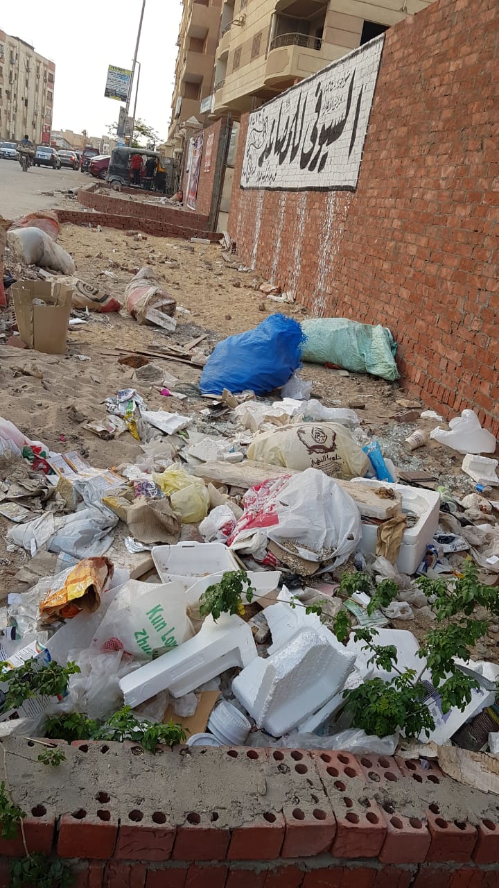 القمامة أمام سور المنزل بحدائق الأهرام