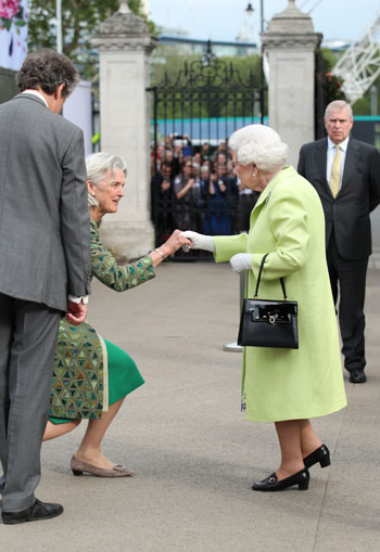 الملكة إليزابيث ملكة بريطانيا فى معرض تشيلسى للزهور  (10)