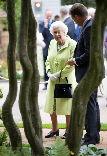 Queen Elizabeth of Britain at the Chelsea Flower Show (9)